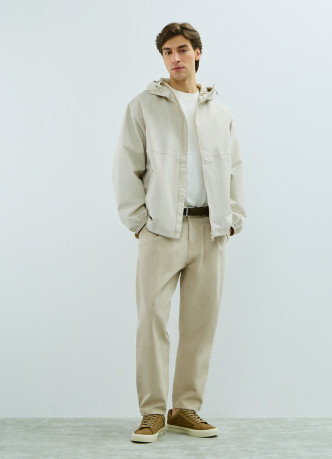 Ветровка с капюшоном