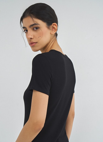 Приталенная футболка в рубчик