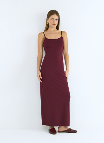 Приталенное платье на тонких бретелях