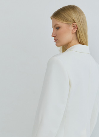 Приталенный двубортный жакет