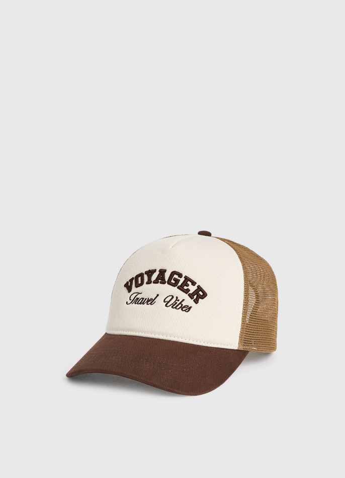 Бейсболка с вышивкой и сеткой