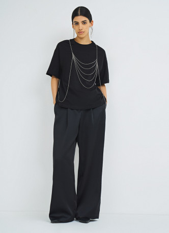 Футболка с декором из навесных цепочек