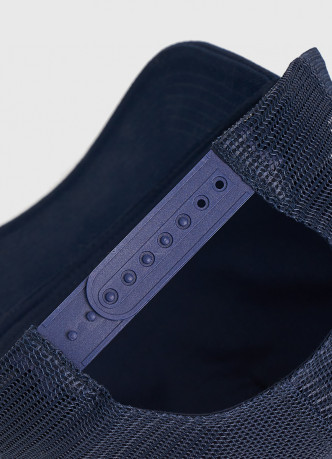 Бейсболка с вышивкой и сеткой