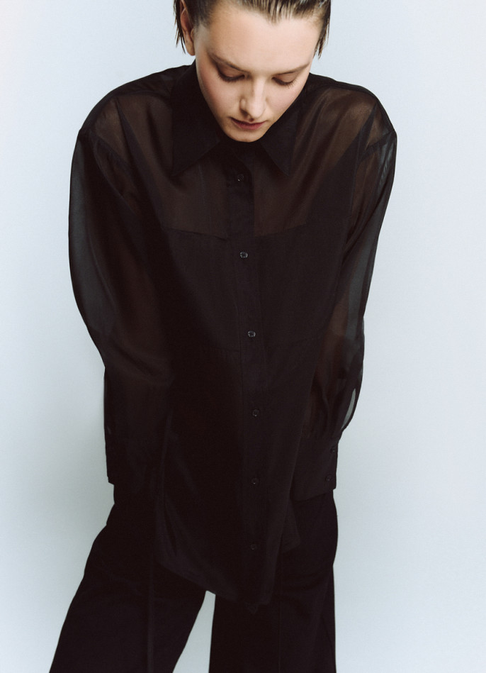 Полупрозрачная блузка из органзы с тонким поясом