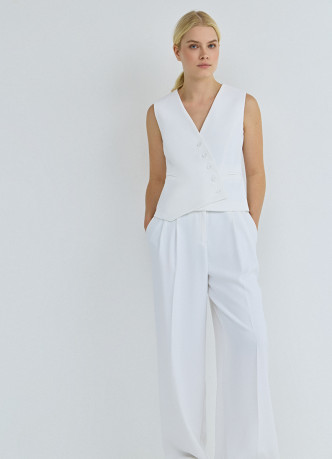 Жилет с ассиметричной застёжкой на пуговицы