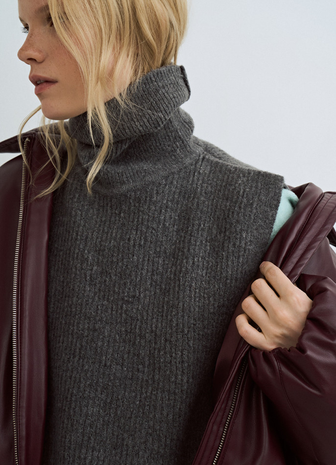 Вязаная манишка