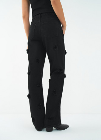 Джинсы с декором в виде цветов