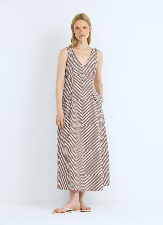 Приталенное платье с V-образным вырезом