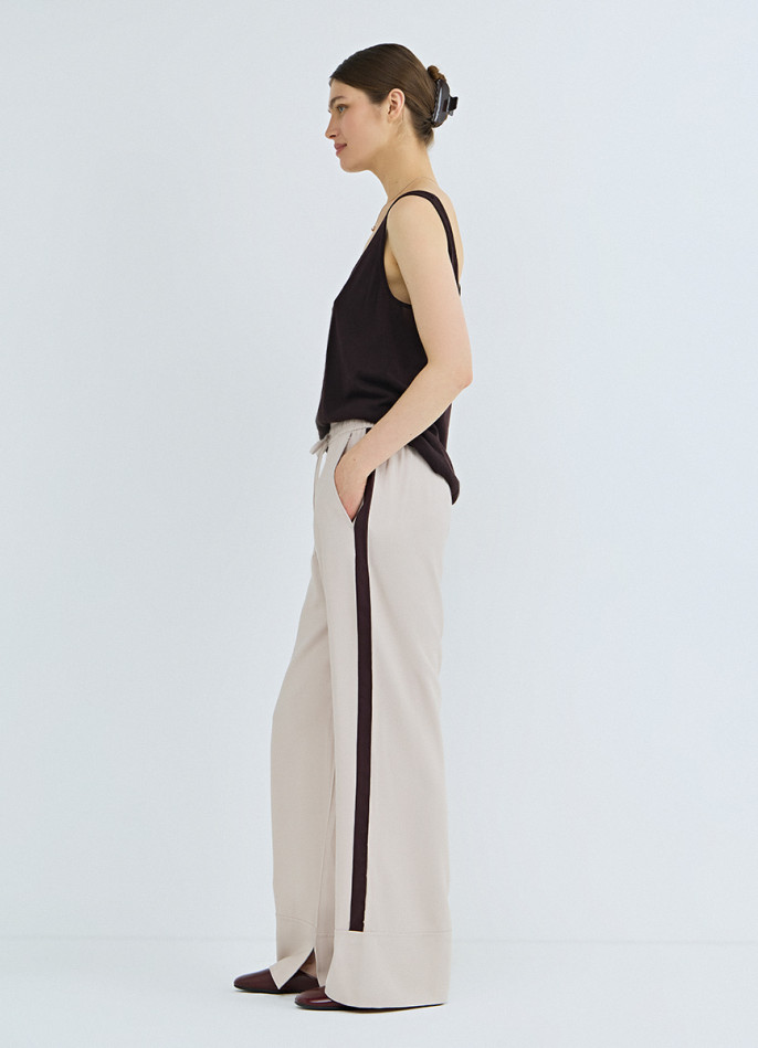 Прямые брюки с лампасами