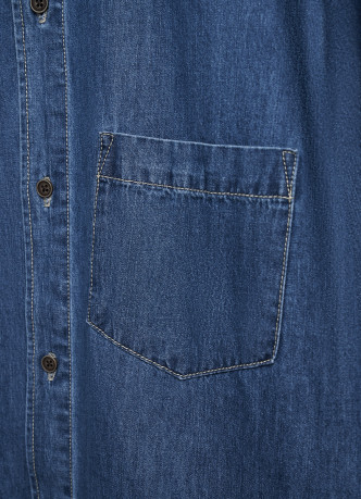 Джинсовая рубашка на пуговицах