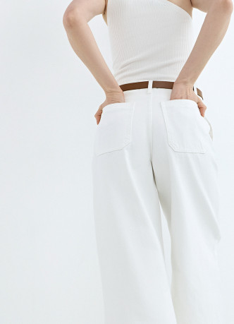 Укороченные широкие джинсы с ремнём