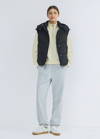 Утеплённый жилет с капюшоном