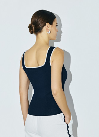 Трикотажный топ с контрастной отделкой