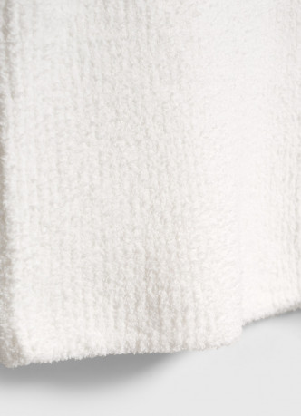 Вязаная майка из мягкой пряжи