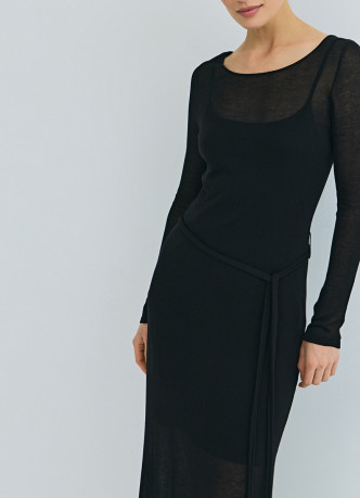 Вязаное платье с вырезом лодочкой