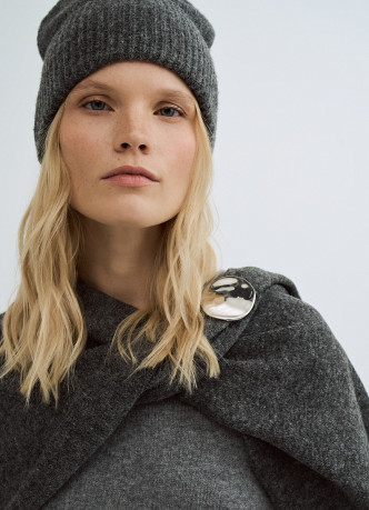 Вязаная шапка с отворотом