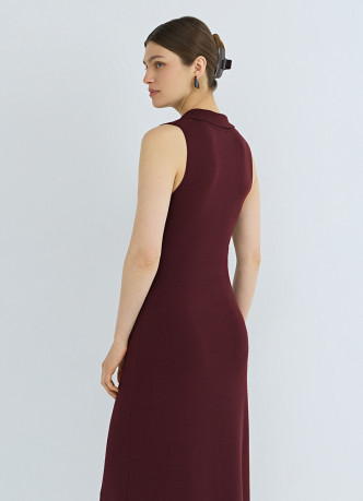 Вязаное платье с воротником-поло