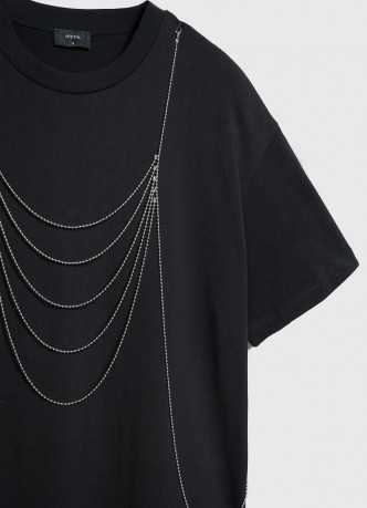 Футболка с декором из навесных цепочек