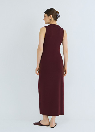 Вязаное платье с воротником-поло