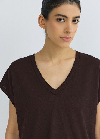 Футболка с V-образным вырезом