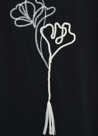 Футболка с цветочным декором