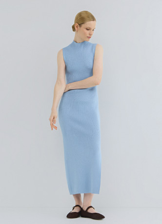 Вязаное платье в рубчик с воротником-стойкой