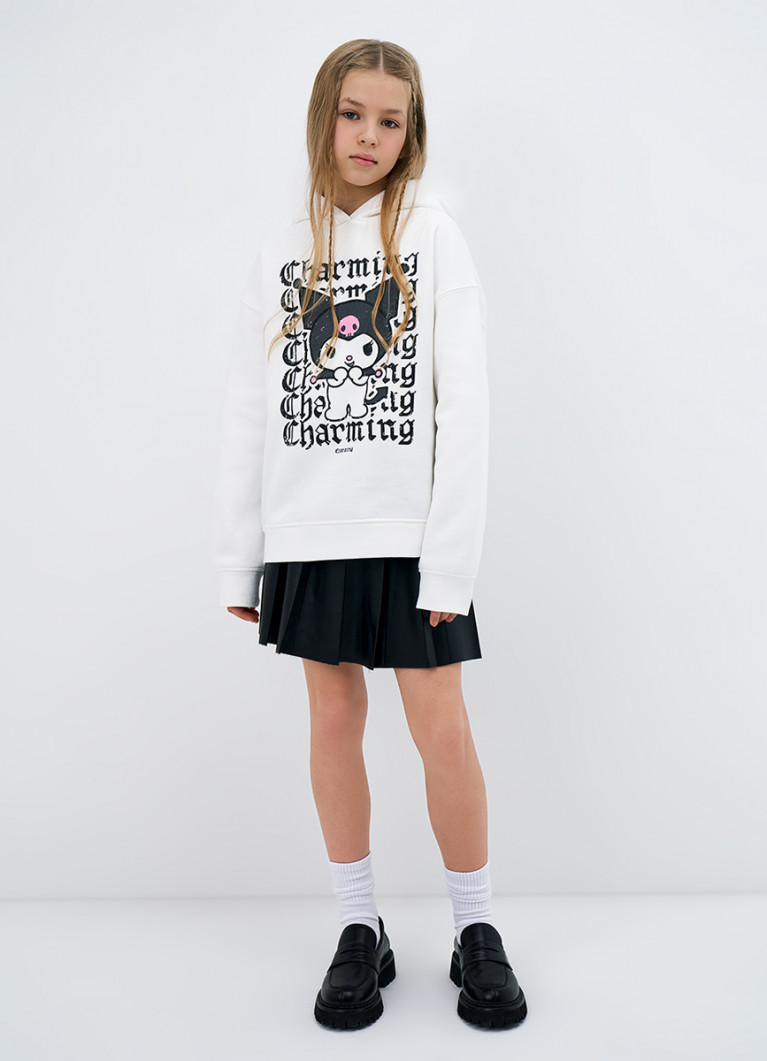 Yubka ostidagi mini tanganing yaqindan surati Yubka ostidagi mini tanganing yaqindan surati