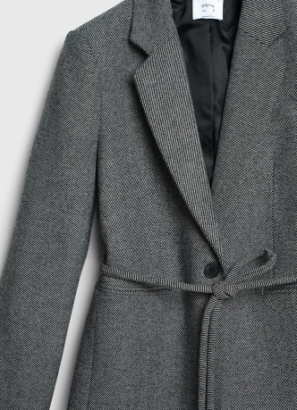 Однобортный жакет с тонким поясом