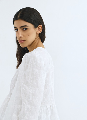 Блузка с воланами и вышивкой