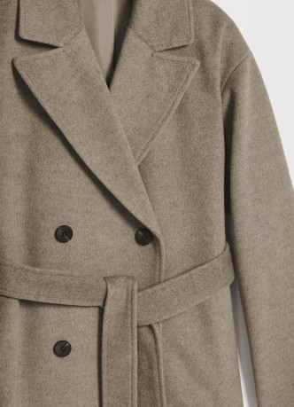 Длинное двубортное пальто с поясом