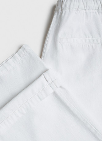 Тонкие джинсы на резинке со средней посадкой