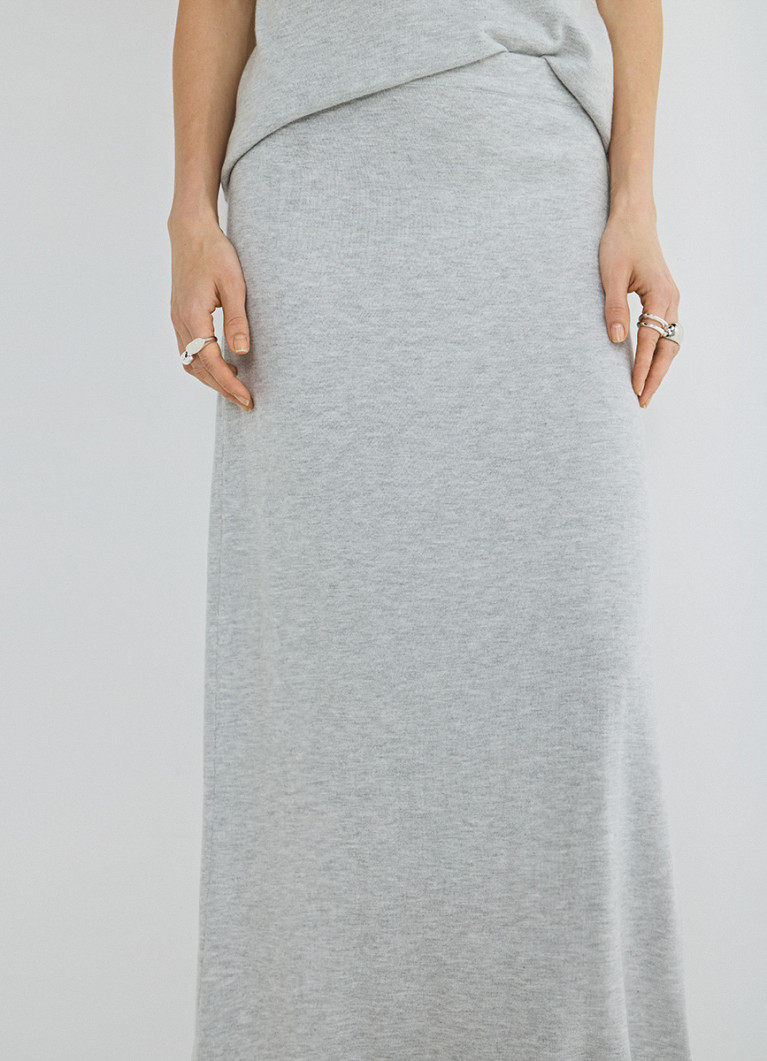 Мүйізді Ава Аддамс мүшесін сорып, сперманы жұтады Сексуалдық машина байланған адамдарды есекке итермелейді.