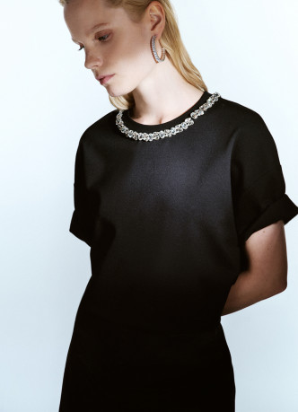 Футболка с декором у выреза