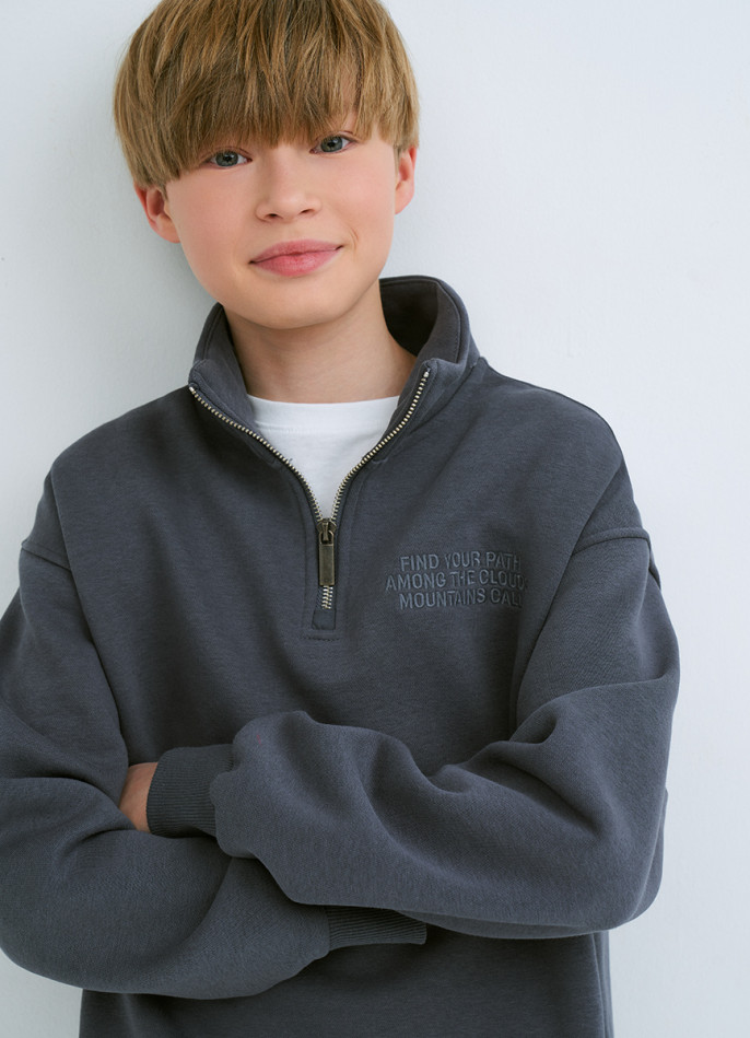 Свитшот с вышивкой для мальчиков