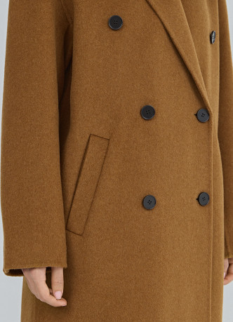 Длинное двубортное пальто с шарфом