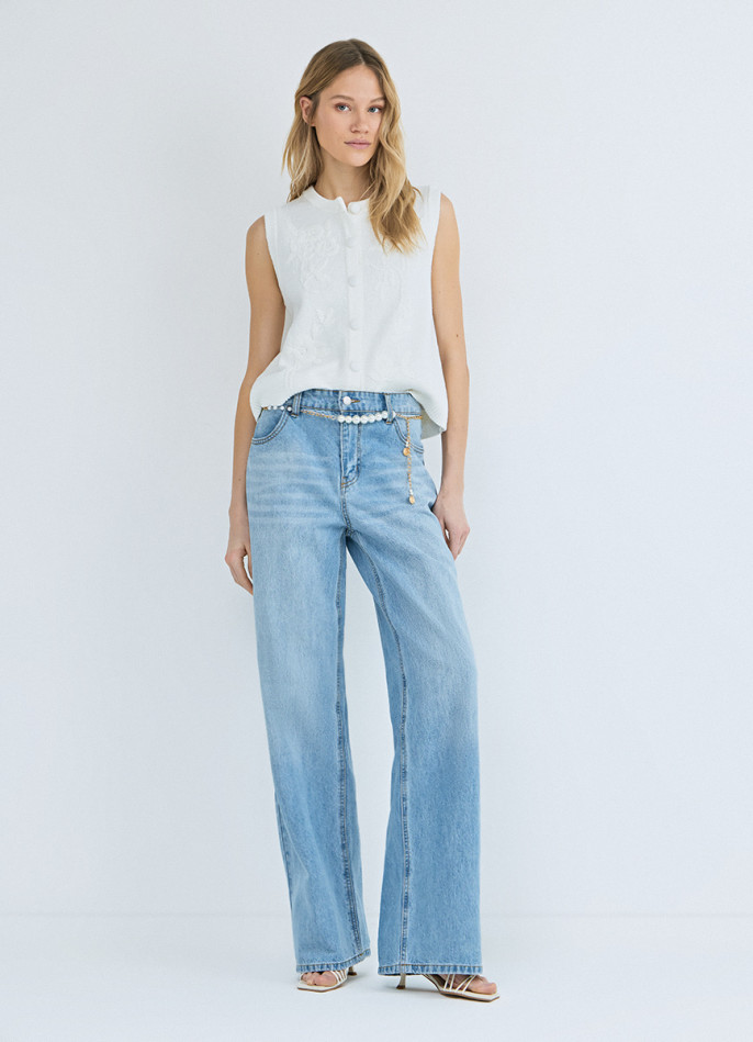 Прямые джинсы с высокой посадкой и ремнем с жемчугом