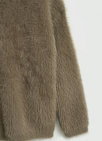 Джемпер из пушистой пряжи