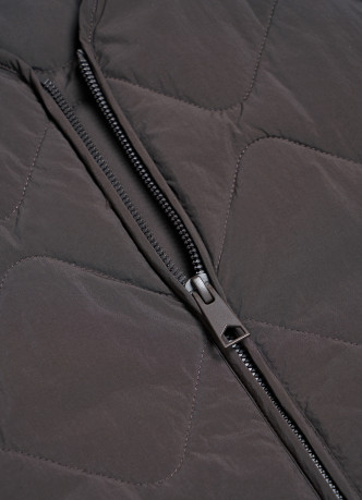 Легкая стеганая утепленная куртка