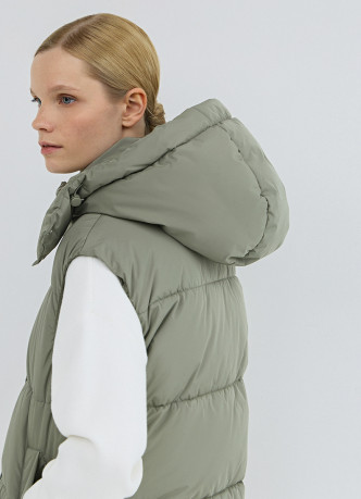 Жилетка с капюшоном