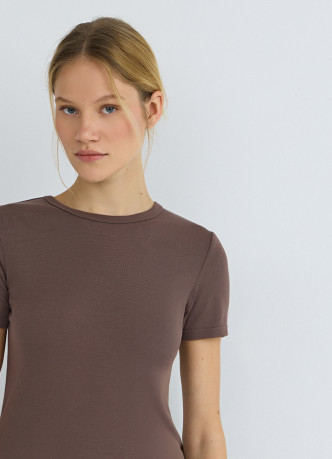 Приталенная футболка в рубчик