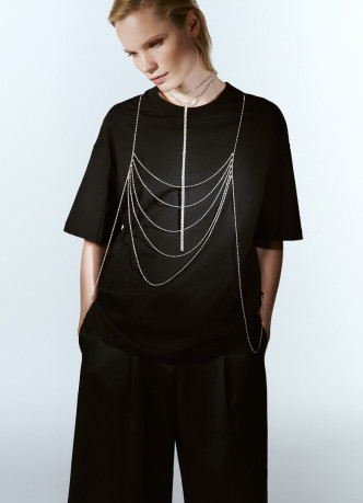 Футболка с декором из навесных цепочек