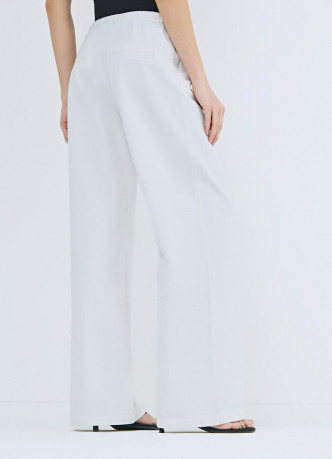 Тонкие джинсы на резинке со средней посадкой