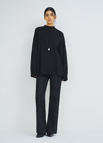 Объёмный джемпер с воротником-стойкой