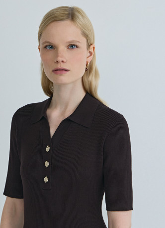 Платье в рубчик с воротником поло