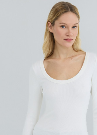 Приталенный лонгслив в рубчик