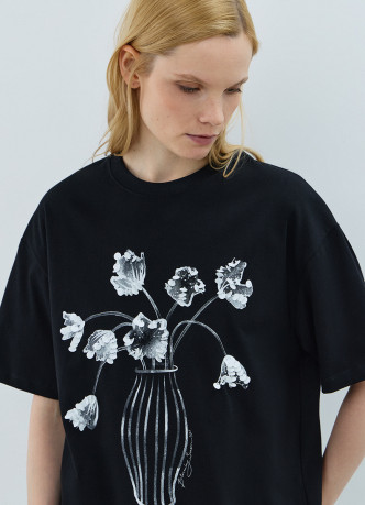 Футболка с цветочным декором из пайеток