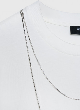 Футболка с декором из навесных цепочек