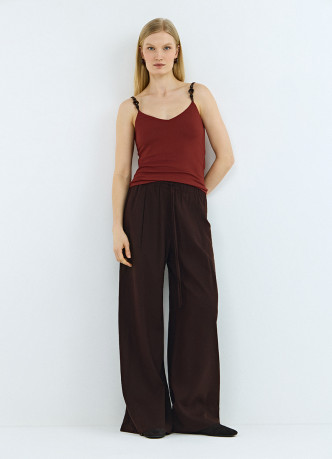 Трикотажный топ с бусами