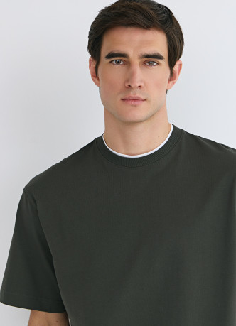 Футболка из плотного хлопка с контрастными деталями