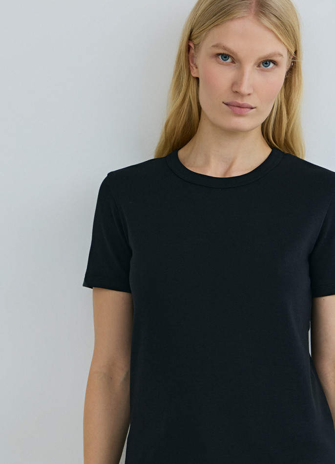 Базовая футболка из плотного хлопка